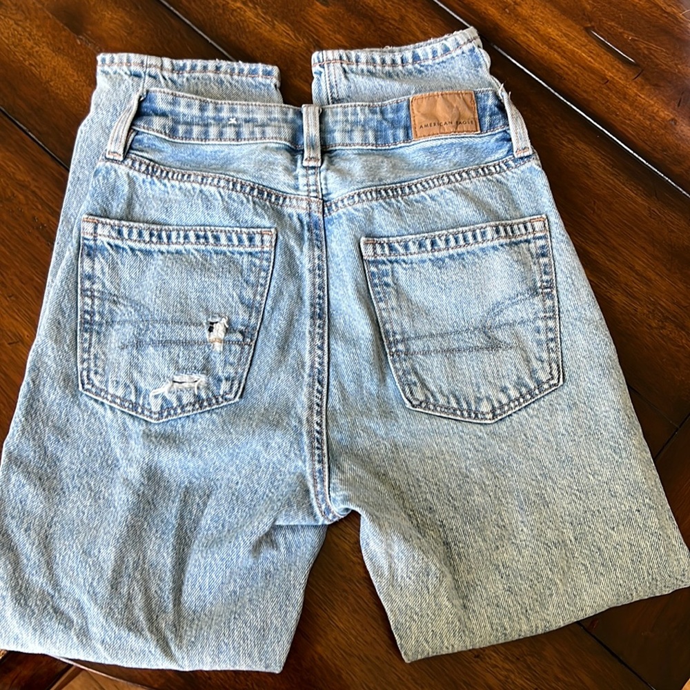 000 American Eagle Mom Straight Jeans. Fits like 00!